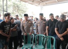 Kapolres Kediri Berikan Penghormatan Terakhir Untuk Warga Desa Manggis  Korban KM Virgo