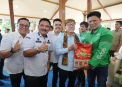 BULOG Bersama Kemenko Pangan Zulkifli Hasan Salurkan Bantuan Pangan Tahap III