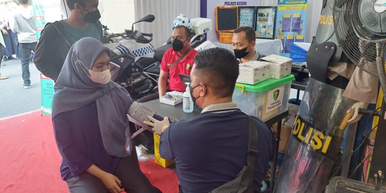 Berikan Ragam Layanan, Stand Bazar Polres Kediri Ramai Dikunjungi Warga