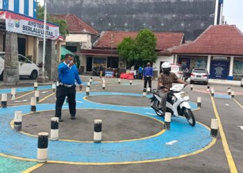 Beri Bantuan Pemohon SIM, Polisi Kota Kediri Beri Coaching Clinic
