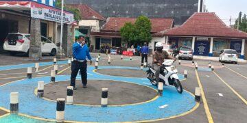 Beri Bantuan Pemohon SIM, Polisi Kota Kediri Beri Coaching Clinic
