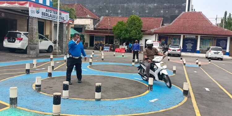 Beri Bantuan Pemohon SIM, Polisi Kota Kediri Beri Coaching Clinic