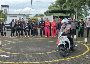 Anggota Polantas Polres Kediri Kota Memberikan contoh berkendara motor sesuai aturan Lalu Lintas
