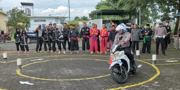 Anggota Polantas Polres Kediri Kota Memberikan contoh berkendara motor sesuai aturan Lalu Lintas