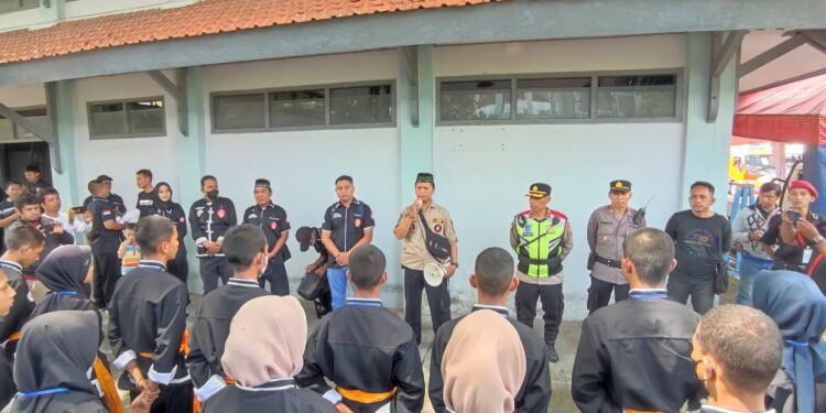 Ratusan Warga IKS PI KERA SAKTI Kota Kediri Berangkat Pengesahan Warga Dikawal Polisi