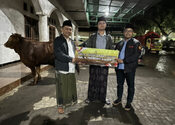 Gerindra Kota Kediri Menyerahkan Hewan Kurban Dari Ketua Umum Prabowo Subianto Kepada 2 Ponpes Kediri