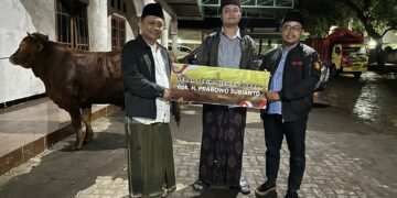 Gerindra Kota Kediri Menyerahkan Hewan Kurban Dari Ketua Umum Prabowo Subianto Kepada 2 Ponpes Kediri