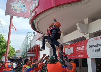 Antisipasi Bencana, BPBD Kota Kediri Berikan Simulasi Atasi Banjir PT Telkom