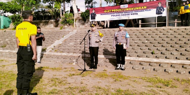 Polisi Kota Kediri, Warga Dan RSTN Bersihkan Sampah Bantaran Sungai Brantas