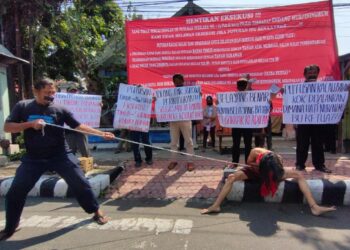 Aksi Teatrikal Dan Tutup Mulut , Tolak Eksekusi Tanah Dan Rumah