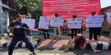 Aksi Teatrikal Dan Tutup Mulut , Tolak Eksekusi Tanah Dan Rumah