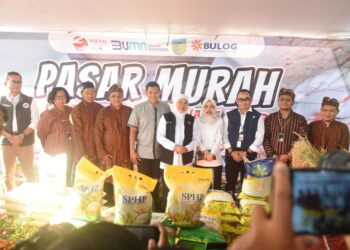 Gubernur Jawa Timur Borong Minyak Goreng dan Peyek Untuk Warga