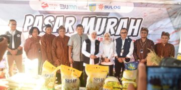 Gubernur Jawa Timur Borong Minyak Goreng dan Peyek Untuk Warga