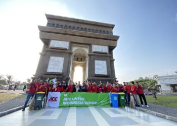 Ace Hardware Bersih-Bersih Kawasan SLG, Beri Bantuan Alat Kebersihan