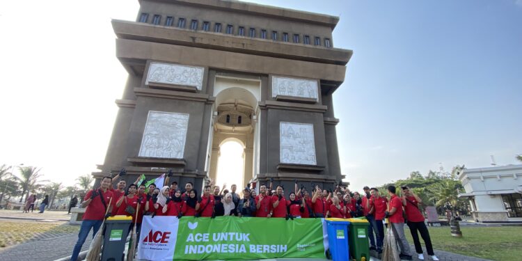 Ace Hardware Bersih-Bersih Kawasan SLG, Beri Bantuan Alat Kebersihan