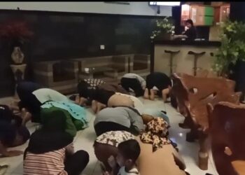 Warga Kediri Sujud Syukur Sambut Putusan MK Soal Syarat Usia Pencalonan Capres-Cawapres