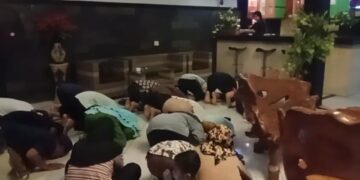 Warga Kediri Sujud Syukur Sambut Putusan MK Soal Syarat Usia Pencalonan Capres-Cawapres