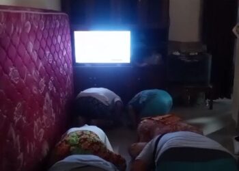 Puluhan Warga Kabupaten Kediri Sujud Syukur Bersama Sambut Putusan MK Soal Syarat Usia Pencalonan Capres-Cawapres