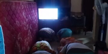 Puluhan Warga Kabupaten Kediri Sujud Syukur Bersama Sambut Putusan MK Soal Syarat Usia Pencalonan Capres-Cawapres