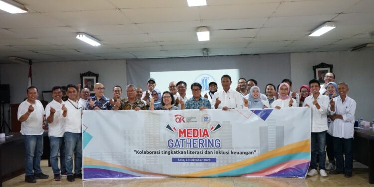 OJK Kediri Ajak Insan Media Melihat Produksi Tekstil dan Garmen PT Dan Liris