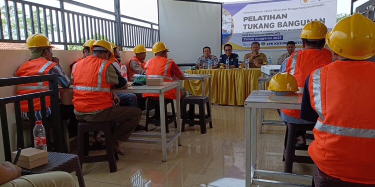 Dinkop UMKM Kota Kediri Berikan Pelatihan BIdang Pertukangan Pertama Kalinya Bagi Warga