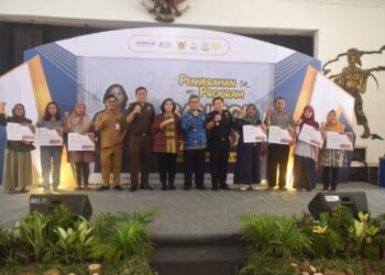 Pj Wali Kota Kediri Zanariah Salurkan Bantuan Modal Usaha DBHCHT Tahun 2023 Tahap II