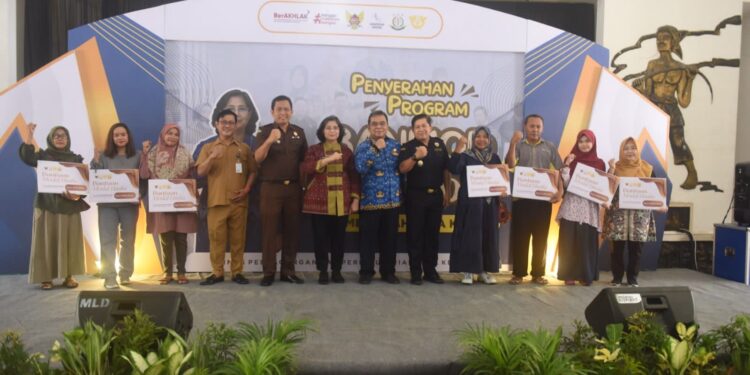 Pj Wali Kota Kediri Zanariah Salurkan Bantuan Modal Usaha DBHCHT Tahun 2023 Tahap II