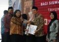 Pj Wali Kota Kediri Zanariah Serahkan Bansos  Beasiswa Pendidikan Mahasiswa Dan Sisw Dinas Pendidikan Kota Kediri