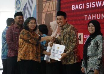 Pj Wali Kota Kediri Zanariah Serahkan Bansos  Beasiswa Pendidikan Mahasiswa Dan Sisw Dinas Pendidikan Kota Kediri