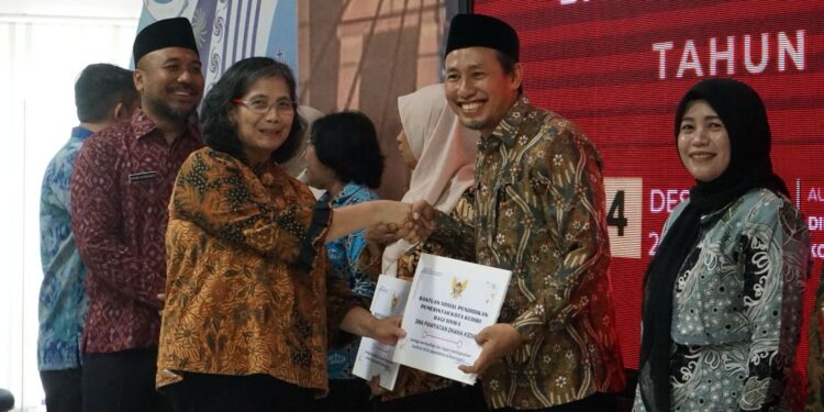 Pj Wali Kota Kediri Zanariah Serahkan Bansos  Beasiswa Pendidikan Mahasiswa Dan Sisw Dinas Pendidikan Kota Kediri