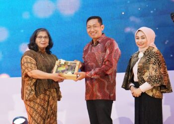 Pj Wali Kota Kediri Zanariyah memberikan kenang kenangan terhadap Kolonel Inf Sigid Hengki Purwanto