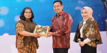 Pj Wali Kota Kediri Zanariyah memberikan kenang kenangan terhadap Kolonel Inf Sigid Hengki Purwanto