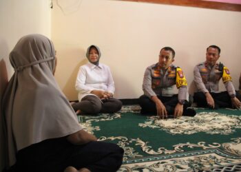 Kapolres Kediri Kota AKBP Bramastyo Priaji bersama KPU Kota Kediri Takziyah ke rumah duka LINMAS Yang Meninggal Dunia saat bertugas