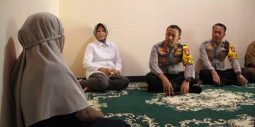 Kapolres Kediri Kota AKBP Bramastyo Priaji bersama KPU Kota Kediri Takziyah ke rumah duka LINMAS Yang Meninggal Dunia saat bertugas