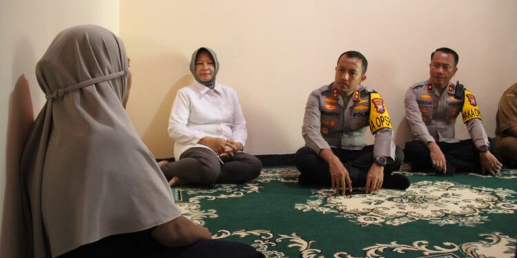 Kapolres Kediri Kota AKBP Bramastyo Priaji bersama KPU Kota Kediri Takziyah ke rumah duka LINMAS Yang Meninggal Dunia saat bertugas