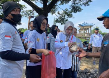 Jumat Berkah, Mbak Vinanda Dan RSTN Borong Nasi Bungkus, Dibagikan ke Warga di TPA Klotok Kediri