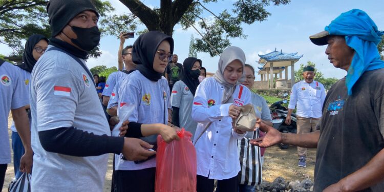 Jumat Berkah, Mbak Vinanda Dan RSTN Borong Nasi Bungkus, Dibagikan ke Warga di TPA Klotok Kediri