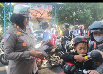 Aksi Bagi Coklat Anggota Satlantas Polres Kediri Kota Operasi Keselamatan Semeru 2024