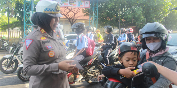 Aksi Bagi Coklat Anggota Satlantas Polres Kediri Kota Operasi Keselamatan Semeru 2024