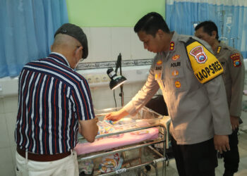Wujud Empati Dan Simpati Kapolres Kediri Melihat Kondisi Bayi Yang Dibuang Ibunya Di Rumah Warga
