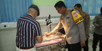 Wujud Empati Dan Simpati Kapolres Kediri Melihat Kondisi Bayi Yang Dibuang Ibunya Di Rumah Warga