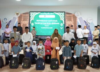 Pj Wali Kota Kediri Bersama Dinas Pendidikan Serahkan Santunan Anak Yatim Dan Penjaga Sekolah