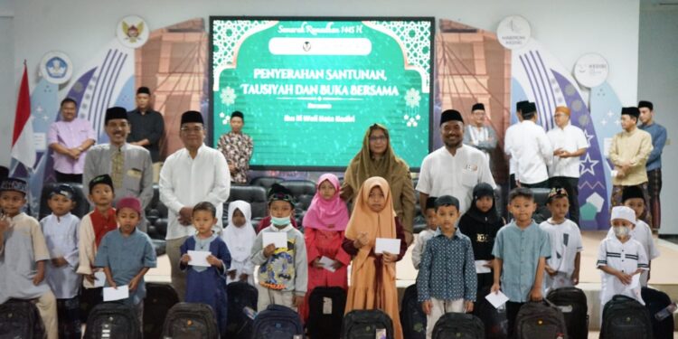 Pj Wali Kota Kediri Bersama Dinas Pendidikan    Serahkan Santunan Anak Yatim Dan Penjaga Sekolah