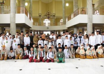 Pj Gubernur Jatim, Serahkan 800 Anak Yatim Dhuafa Dan Menggelar Pasar Murah