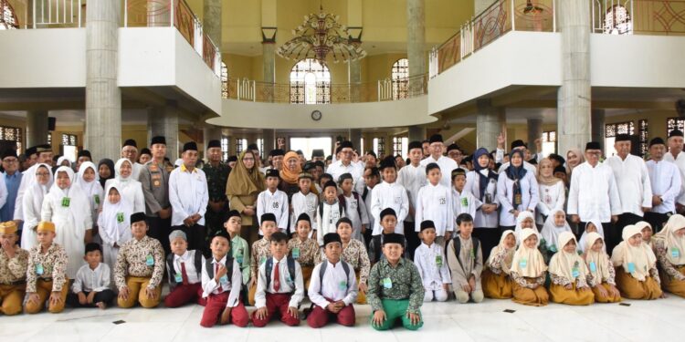 Pj Gubernur Jatim, Serahkan 800 Anak Yatim Dhuafa Dan Menggelar Pasar Murah