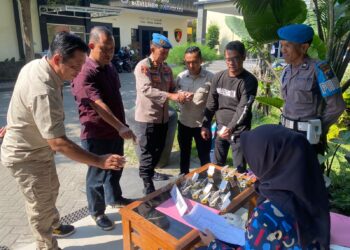 Cegah Dan Jaga Integritas, Polres Kediri Jalani Tes Urine 