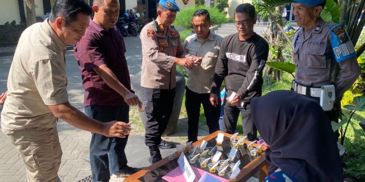Cegah Dan Jaga Integritas, Polres Kediri Jalani Tes Urine