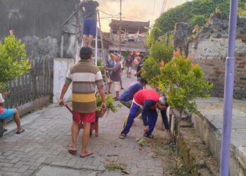 Giat Gotong Royong Kerja Bakti Lingkungan RW III Di Kelurahan Jamsaren Kota Kediri