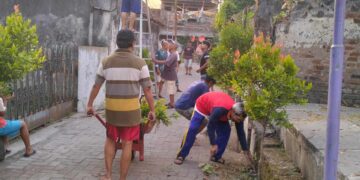 Giat Gotong Royong Kerja Bakti Lingkungan RW III Di Kelurahan Jamsaren Kota Kediri