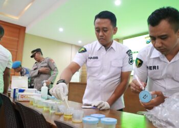 Tes Urine Anggotanya Secara Mendadak, Cara Kapolres Kediri Mengawasi Dan Menjaga Anggotanya